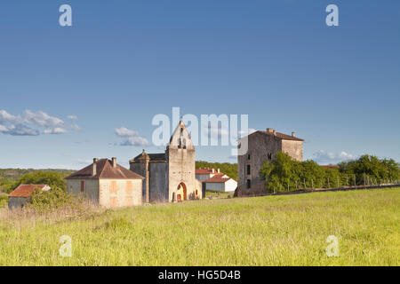 L'église, auraient été détenus par les Templiers, et l'ancien prieuré de Sainte Croix de Beaumont, Dordogne, France Banque D'Images