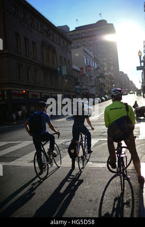 Les cyclistes en attente de feu vert à san francisco. Banque D'Images