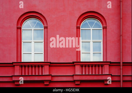 Une partie de la location des maisons rouges avec des fenêtres et un balcon Banque D'Images