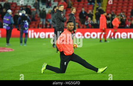 Le centre de Liverpool, Daniel Sturridge réchauffe avant le match Banque D'Images