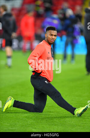 Le centre de Liverpool, Daniel Sturridge réchauffe avant le match Banque D'Images