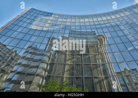 La Lloyds building reflected in Willis Building Banque D'Images