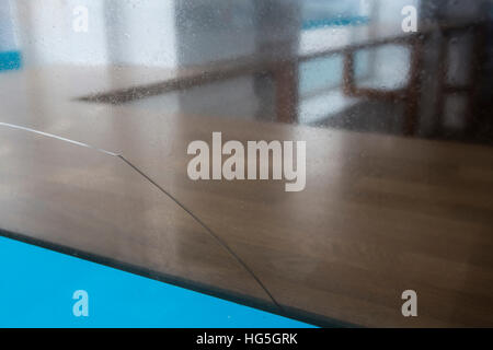 Une fissure dans le verre d'une station cafe fermé pour l'hiver. Banque D'Images