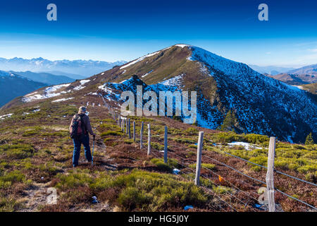 Walker femelle près de Col de Pailheres Paillères ou avec snowy Pyrenees Banque D'Images