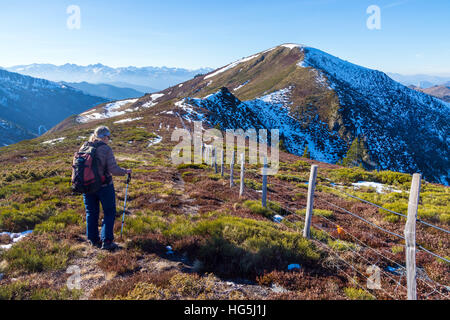 Walker femelle près de Col de Pailheres Paillères ou avec snowy Pyrenees Banque D'Images