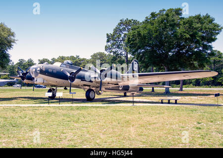 Boeing B-17G Flying Fortress-DL-97, 44-83863, U.S. Navy PB-1W, BuNo 77231 firebomber civil, N5233V, marquée après avril 2011 repeindre si B-17F-90-BO, 42-30180, de la 96e Escadre à la bombe qui a évolué vers la 96e Escadre de la base aérienne d'Eglin, résident de l'unité. Précédemment marqués, 44-83863 ; 44-6106 sans nom, 'Gremlin's hideout' ; et que 44-83863, 'Wicked Wanda'. Il est arrivé au 19 juin 1975 d'Eglin Aero Union européenne, Chico, Californie, qui l'a exploitée comme firebomber 71/D1. Ironiquement, des quelque 43 survivre intact B-17s dans le monde, neuf ont été affectés à des groupes drone à Eglin, mais ce n'est pas Banque D'Images