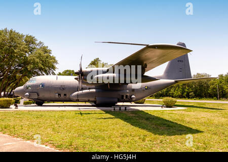 Le Lockheed AC-130A spectre, numéro de queue 53-3129, fut le premier modèle de production du C-130 Hercules, modifié en navire de combat. Il a servi avec le 711th Special Operations Squadron à Duke Field, en Floride, avant d'être retiré au Air Force Armament Museum en 1995. Banque D'Images