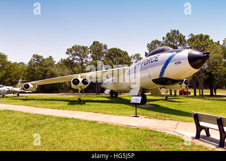 Boeing RB-47H-1-MC Stratojet, 53-4296, a pris sa retraite au stockage 29 décembre 1967, l'USAF dernier B-47 en service actif, une reconnaissance avec la 55e Escadre de reconnaissance stratégique ; retour au travail à partir de la base aérienne Davis-Monthan AFB, MASDC, Arizona,16 juillet 1968, renfloué à North American Aviation, Inglewood, Californie pour essais de F-111 système radar par l'Armée de l'air laboratoire d'avionique. À l'issue de ce programme, piloté à Eglin AFB vers 1976. Il a fait appel à la fois le F-111 radôme et stubby RB-47H nez remplacé par le nez des bombardiers standard, ce qui en fait une configuration abâtardie. Affiché dans stratégique typique Banque D'Images