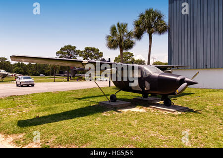 Skymaster Cessna O-2A, 68-6864, c/n 337M-0153, vendu comme une utilisation civile après la fin de la guerre en Asie du Sud-Est, les acquérir de National Museum of the United States Air Force, affichées dans l'époque de la guerre du Vietnam télévision noir avec marquages rouges scheme Banque D'Images