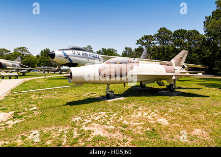 Mikoyan-Gurevich MiG-21F Fishbed C/E, '014', affiché dans la Force aérienne russe typique d'un marquage. C'est probablement un ancien Indonesian Air Force Fishbed, exploité par un 'YF-110B' la désignation par le 4477th évaluation tactique, l'Escadron 'Red Eagles', hors de Groom Lake, Nevada sous constante du projet PEG, fermée en mars 1988, bien que le 4477th est pas inactivé jusqu'en juillet 1990, selon un fonctionnaire l'histoire de la Force aérienne. "Il est prouvé que des 'Red 85,' le Fishbed C/E à Eglin est l'ancien hangar VIP TES 4477Th MiG-21F-13 (numéro 14) de Tonopah. E Banque D'Images