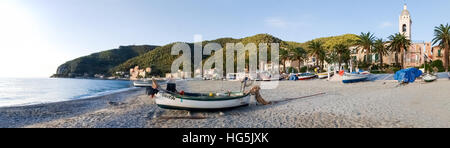 Noli, Italie : bateaux de pêcheurs sur la plage Banque D'Images