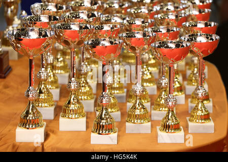 Trophée victorieux tasses pour les sports gagnants sur la table Banque D'Images