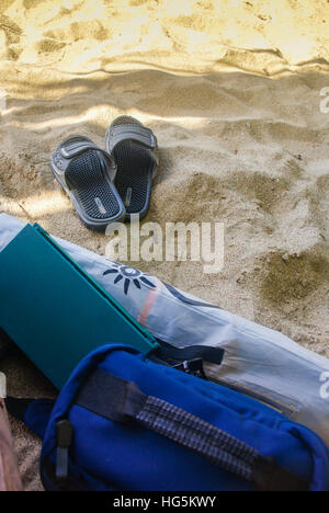 Une paire de tongs alog autre chose en vertu de l'ombre à la plage. Banque D'Images