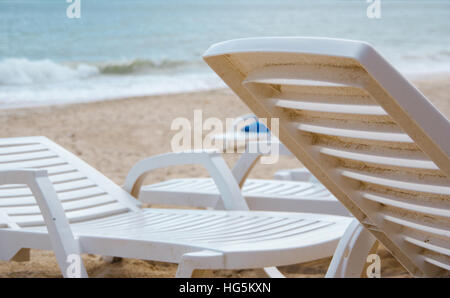 Chaise longue sur une plage d'une journée ensoleillée en face de la plage. Banque D'Images