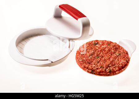 Faire des galettes de viande à hamburger parfait Patty. Restauration rapide, tartare de boeuf, hambureger, presse, accessoires presse, stamp, nouveau cycle, uniforme Banque D'Images