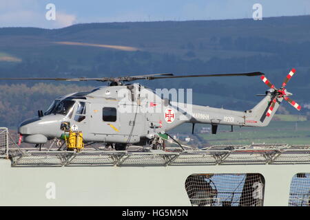 19201, un Super Westland Lynx Mk.95 de la Marine portugaise, à bord NRP Alvares Cabral au cours de l'exercice Joint Warrior 16-2. Banque D'Images