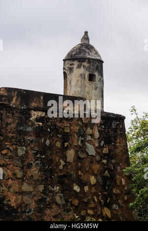 Partie d'un ancien fort, avec un côté d'une tour sur un mur en pierre. Banque D'Images