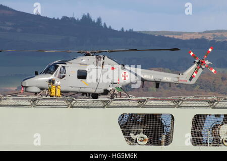 19201, un Super Westland Lynx Mk.95 de la Marine portugaise, à bord NRP Alvares Cabral au cours de l'exercice Joint Warrior 16-2. Banque D'Images