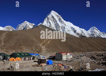 Dernier règlement avant le camp de base de l'Everest. Point de vue populaire Kala Patthar. La neige a couvert le mont Pumori. Banque D'Images