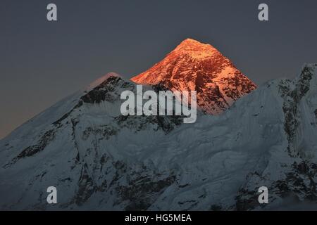 La lumière du soleil dernière du jour illuminent le mont Everest. Banque D'Images