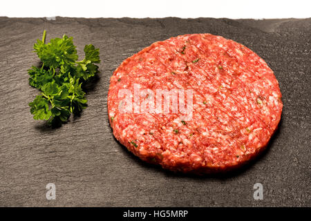 Galettes de viande à hamburger Patty. Restauration rapide, le boeuf cru nouveau cycle uniforme, hamburgerpatties, boulettes de viande, des hamburgers, de la forme, des formes, Banque D'Images