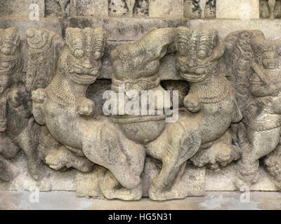 Sculptures sur des piliers de Temple Rajarajeshwari, Kannur, Kerala, Inde Banque D'Images