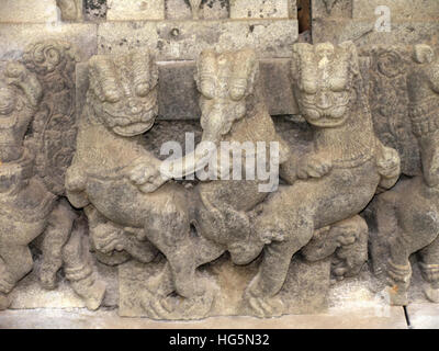 Sculptures sur des piliers de Temple Rajarajeshwari, Kannur, Kerala, Inde Banque D'Images