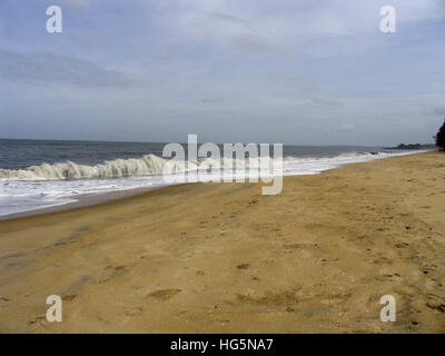 Étendue de sable et de vagues, Kappad beach, Kerala, Inde Banque D'Images