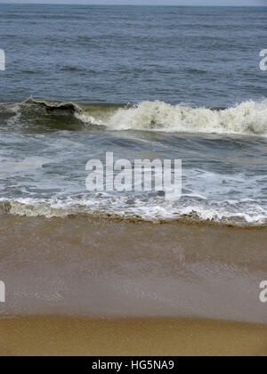 Étendue de sable et de vagues, Kappad beach, Kerala, Inde Banque D'Images