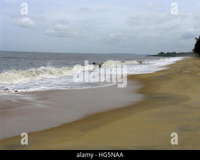 Étendue de sable et de vagues, Kappad beach, Kerala, Inde Banque D'Images