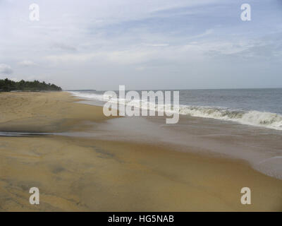 Étendue de sable et de vagues, Kappad beach, Kerala, Inde Banque D'Images