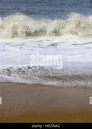 Étendue de sable et de vagues, Kappad beach, Kerala, Inde Banque D'Images