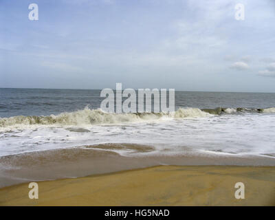 Étendue de sable et de vagues, Kappad beach, Kerala, Inde Banque D'Images