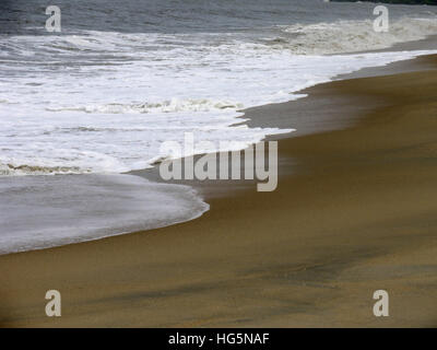 Étendue de sable et de vagues, Kappad beach, Kerala, Inde Banque D'Images