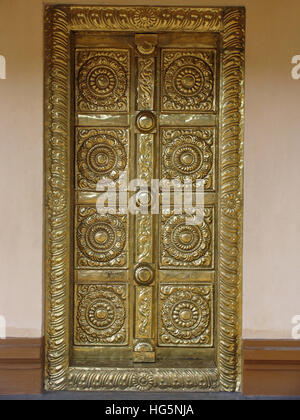 Porte décorée d'Amman Temple, Nemmara Bhagavathy, Palakkad, Kerala, Inde Banque D'Images