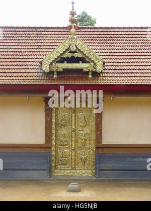 Porte décorée d'Amman Temple, Nemmara Bhagavathy, Palakkad, Kerala, Inde Banque D'Images