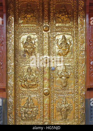 Porte décorée d'Amman Temple, Nemmara Bhagavathy, Palakkad, Kerala, Inde Banque D'Images