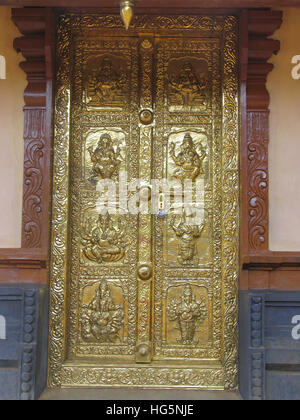 Porte décorée d'Amman Temple, Nemmara Bhagavathy, Palakkad, Kerala, Inde Banque D'Images