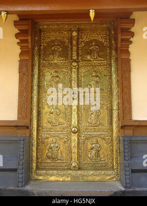 Porte décorée d'Amman Temple, Nemmara Bhagavathy, Palakkad, Kerala, Inde Banque D'Images