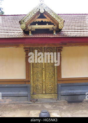 Porte décorée d'Amman Temple, Nemmara Bhagavathy, Palakkad, Kerala, Inde Banque D'Images