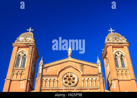 Grande cathédrale dans la ville de Betafo, centre de Madagascar Banque D'Images