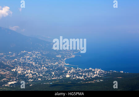 Vue aérienne de la ville de Yalta en Crimée de montagne Mont Ai-Petri Banque D'Images