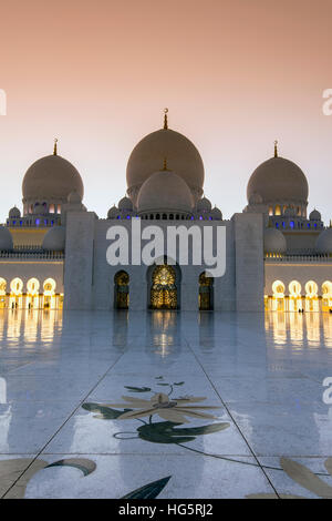 La Mosquée Sheikh Zayed au coucher du soleil, Abu Dhabi, Émirats Arabes Unis Banque D'Images