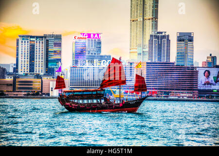 Hong Kong Voyages indésirable sur Victoria Harbour, Port, avec en arrière-plan de Kowloon à extensions rouge vue emblématique voiles Banque D'Images