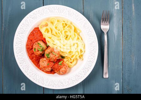 L'Italien Tagliatelles aux boulettes de dinde Harissa Banque D'Images