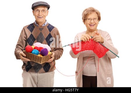 Un homme âgé d'aider une femme âgée knit isolé sur fond blanc Banque D'Images