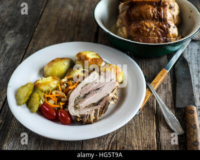 Le pain de viande avec pommes de terre au four, champignons marinés, tomates cerises et le concombre. Selective focus Banque D'Images