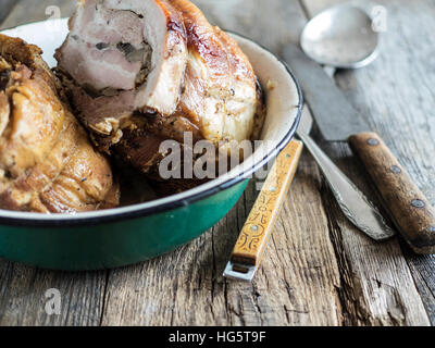 Le pain de viande dans un bol en métal émaillé sur une vieille table en bois vieilli. Selective focus Banque D'Images