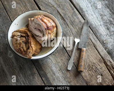 Le pain de viande dans un bol en métal émaillé sur une vieille table en bois vieilli. Selective focus Banque D'Images