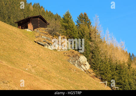 Une photographie d'un anonyme cabane en bois dans les Alpes bernoises en Suisse. Elle a été prise sur une journée ensoleillée et les hivers chauds à la fin de décembre. Banque D'Images